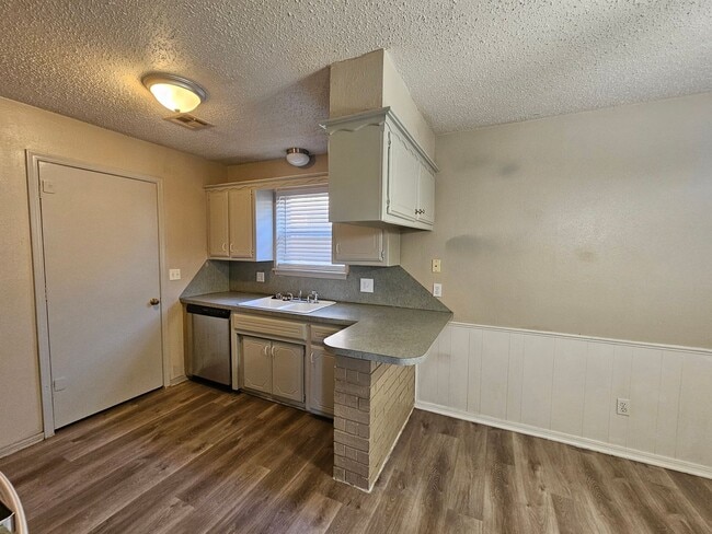 Building Photo - (3) Bed/(2) Bath in South OKC! Storm Shelt...