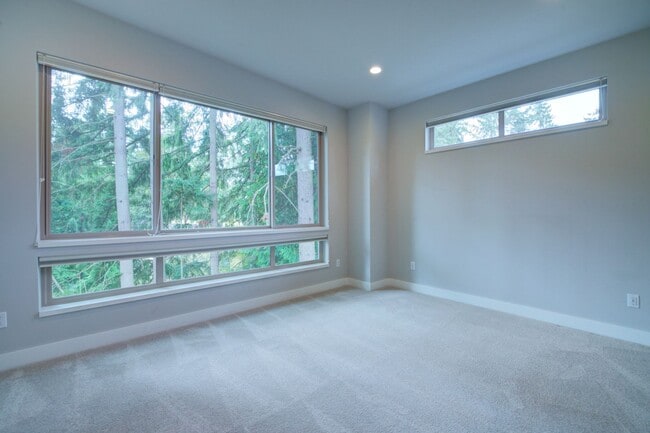 Building Photo - 4Bd/3Ba Bellevue Townhouse