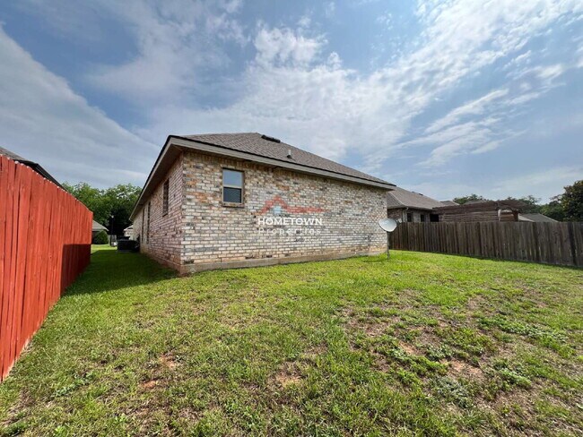 Building Photo - Beautiful 3 bedroom home centrally located...