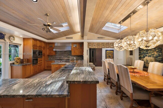 Building Photo - 10100 Lakeside Dr