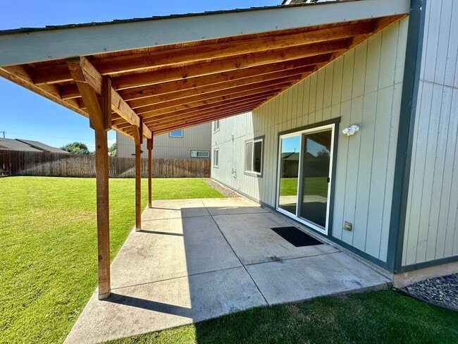 Building Photo - Large 5 Bedroom Home - North of CWU
