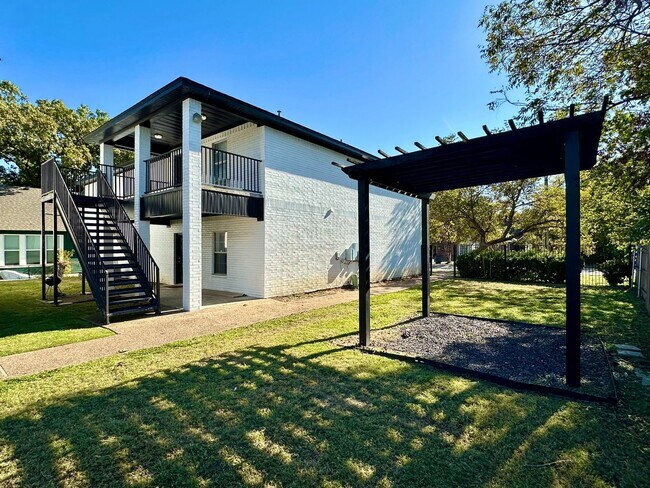 Building Photo - Spacious 4/2 Walking Distance to Baylor Campus & Minutes from Downtown!