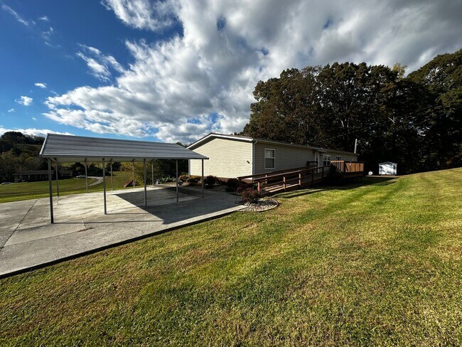 Building Photo - Spacious 4 bedroom/2 bath home for rent - ...