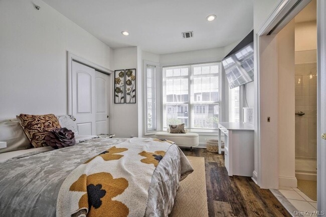 Building Photo - 323 Roosevelt Way