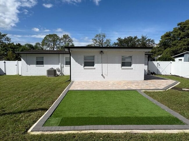 Building Photo - 3 Bedrooms on a fenced back yard and a sou...