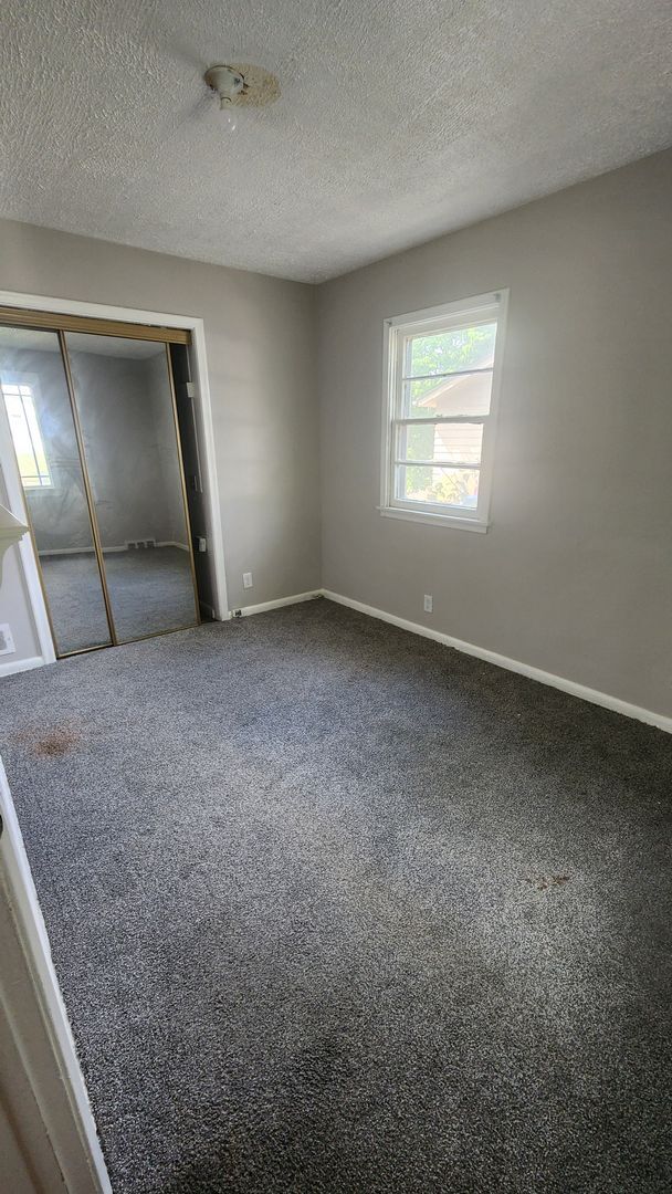 Building Photo - Spacious 4 bedroom