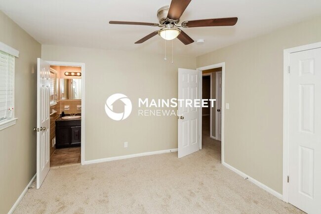 Building Photo - 3 Bedroom Pet-Friendly Home in Center Poin...