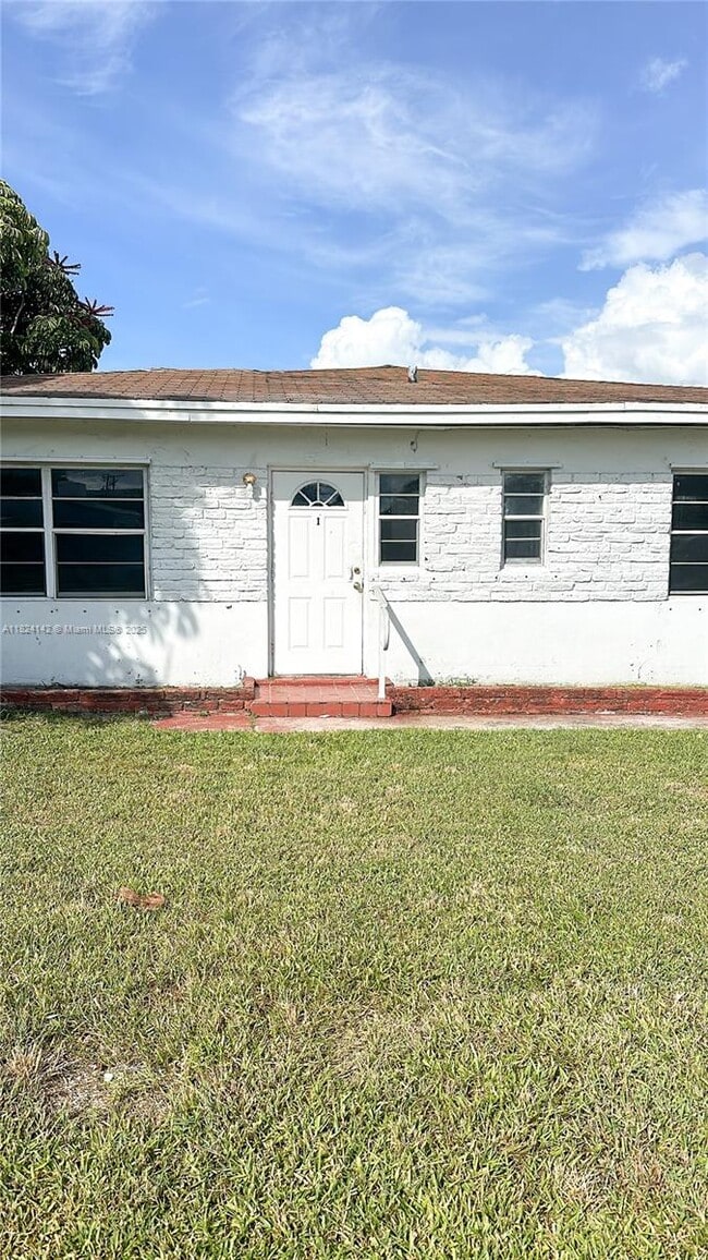 Building Photo - 2140 Bay Dr