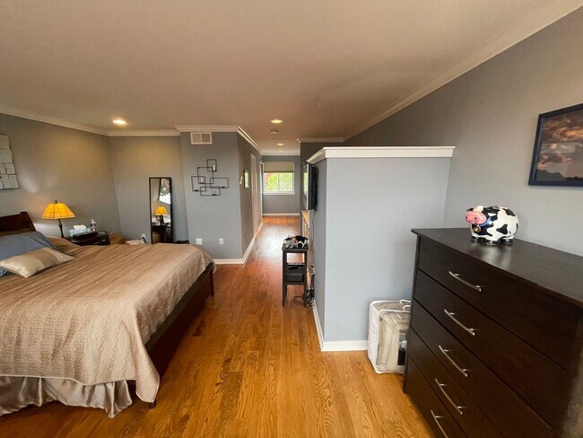 Building Photo - 3-bed, 2-bath GIANT townhouse + GARAGE, BA...