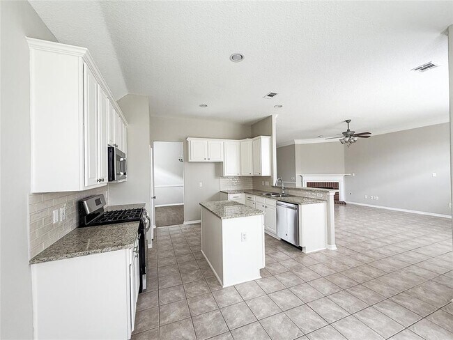 Building Photo - 10114 Willow Crossing Dr