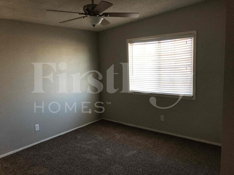 Building Photo - 1158 E Concorda Dr