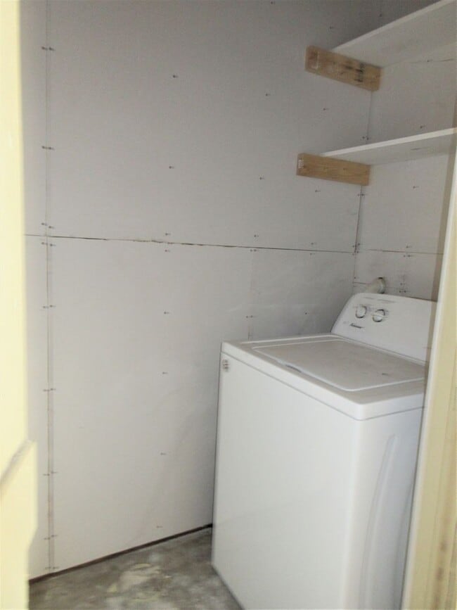 Building Photo - Adorable 2-bedroom/1-bath Duplex in Rosedale