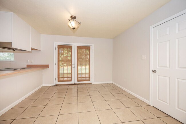 Building Photo - 2840 Gardendale Ave