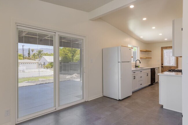 Building Photo - Oak View Abode