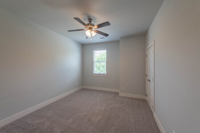 Building Photo - Dreamy Townhome!