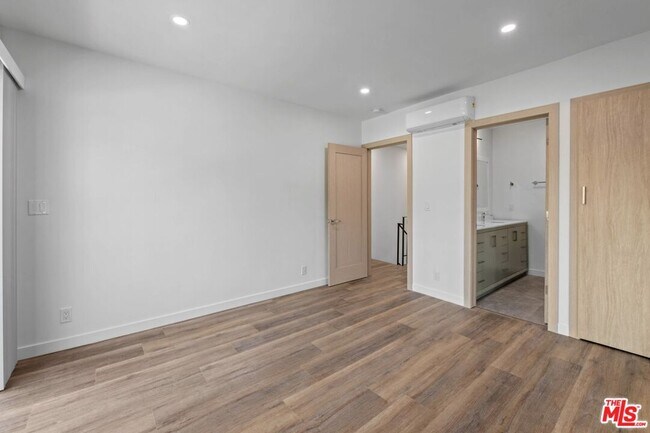 Building Photo - 2449 Beachwood Dr