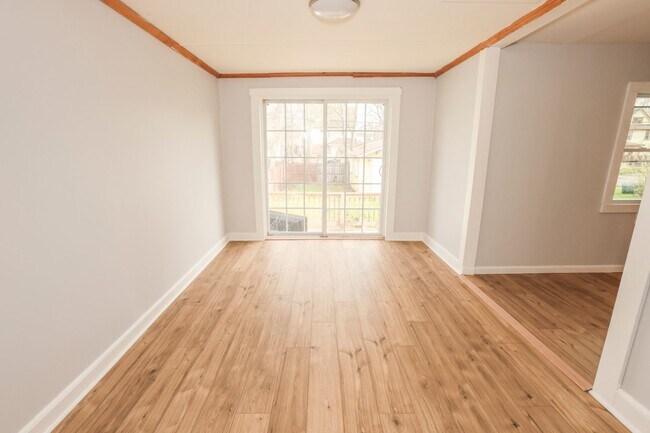 Building Photo - GREAT SINGLE FAMILY HOUSE . WAITING FOR YOU TO CALL HOME !!