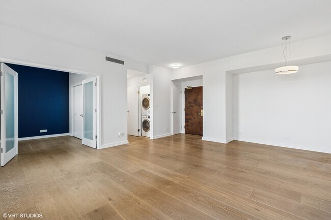 Building Photo - 2100 N Lincoln Park W