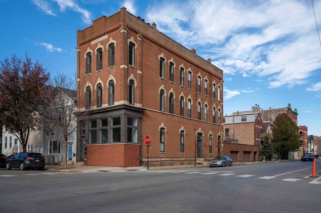 Building Photo - 1400 W Chestnut St