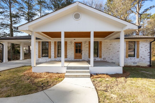 Building Photo - Beautifully Renovated Ranch Floor Plan, 3 ...