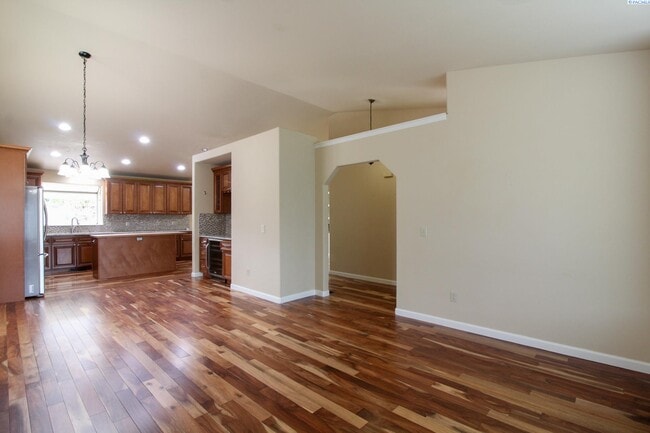 Building Photo - 3 Bed/2 Bath House in Southeast Kennewick