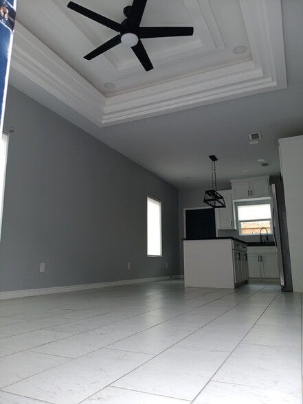 Primary Photo - 5809 Ozark Ave