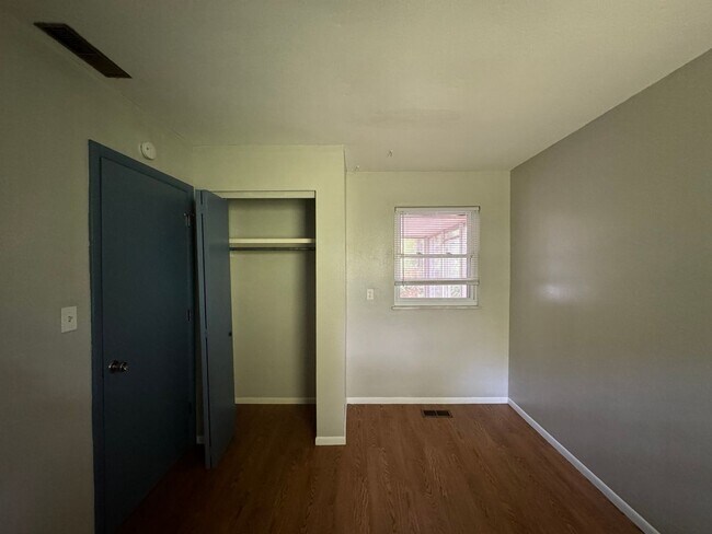 Building Photo - 2108 W Sunset Dr