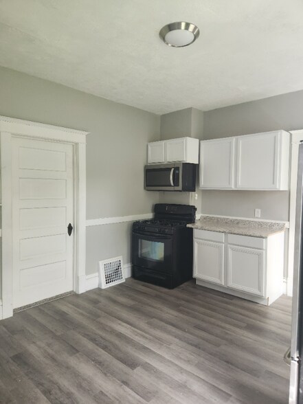 Primary Photo - 2504 W Latrobe St