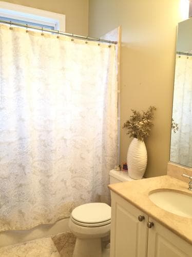Bathroom 2 - 2531 W Moffat St