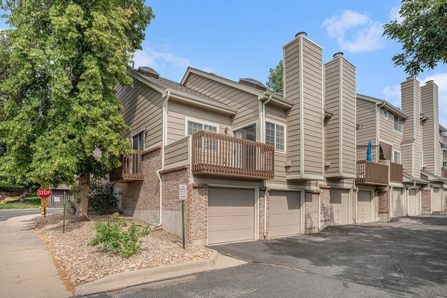 Building Photo - Light & Bright End Unit Townhouse