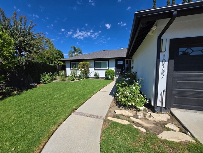 Primary Photo - Spacious Northridge Family home near the N...
