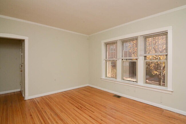 Building Photo - 629.5 W Barry Ave