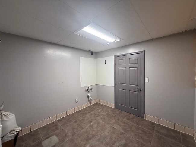 Building Photo - 518 Center St