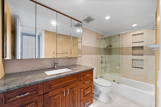 Building Photo - 511 Bayshore Dr