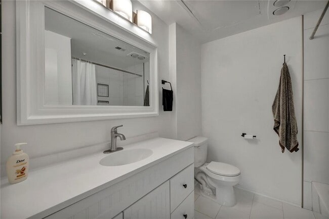 Building Photo - 806 W 24th St