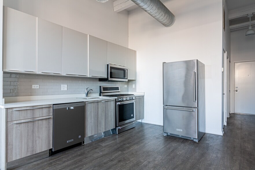 Building Photo - 932 W Dakin St