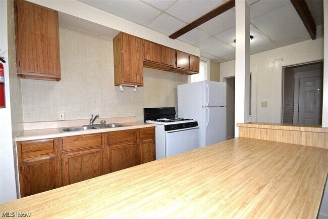 Building Photo - 450 Allyn St