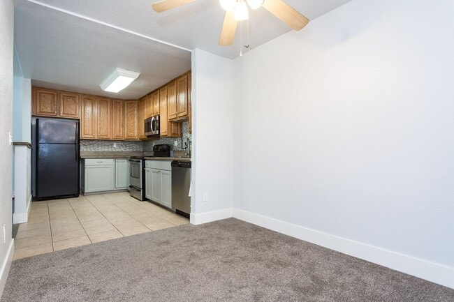 Building Photo - Cozy Condo in Gated Community!