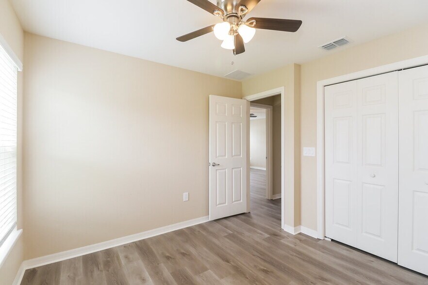 Building Photo - 6784 Hanworth Ln