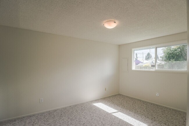 Building Photo - Heenan 2918-2920