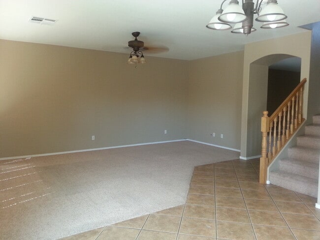 Building Photo - Rare 6 Bed, 3.5 Bath Home in San Tan Valley