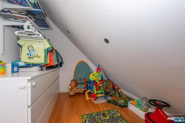 Building Photo - 16-15 Well Dr