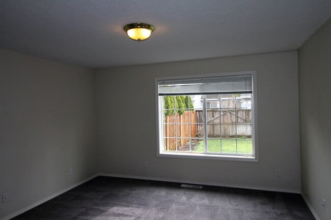 Building Photo - 3bd/2ba With Beautiful Private Fully Fence...