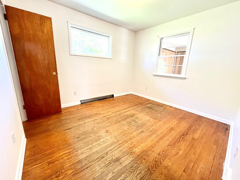 Building Photo - 117 Elmwood Rd