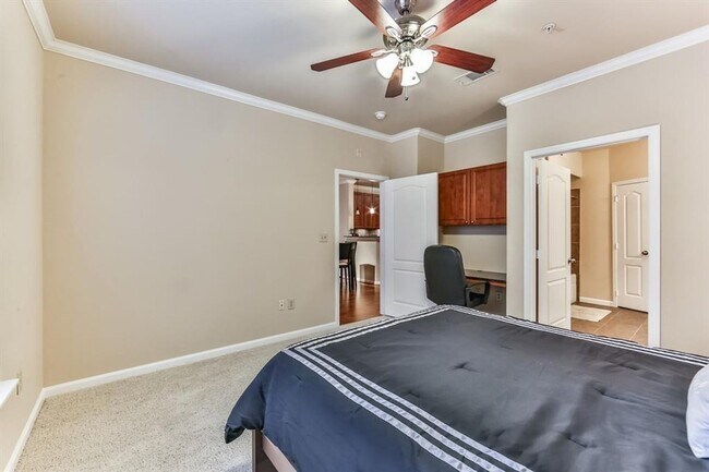 Building Photo - Beautiful 1st Floor Corner Condo – Modern ...