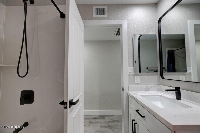 Building Photo - 917 N 87th Pl