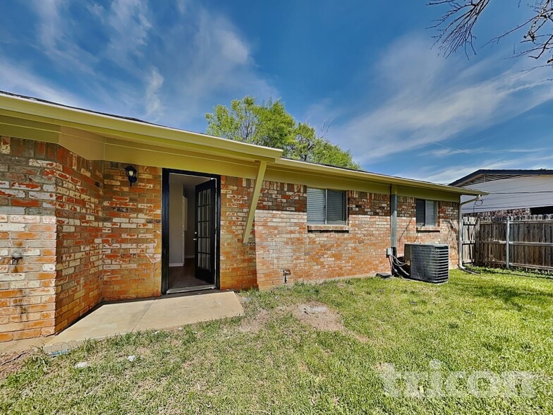 Building Photo - 902 Woodbrook St