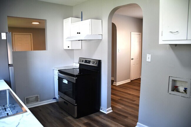 Building Photo - NEW LISTING!! 3 Bedroom House