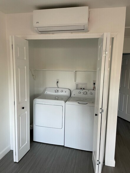 Building Photo - 265 E 69th Way