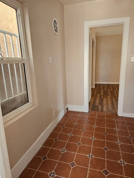 Building Photo - 527 1/2 W 19th St